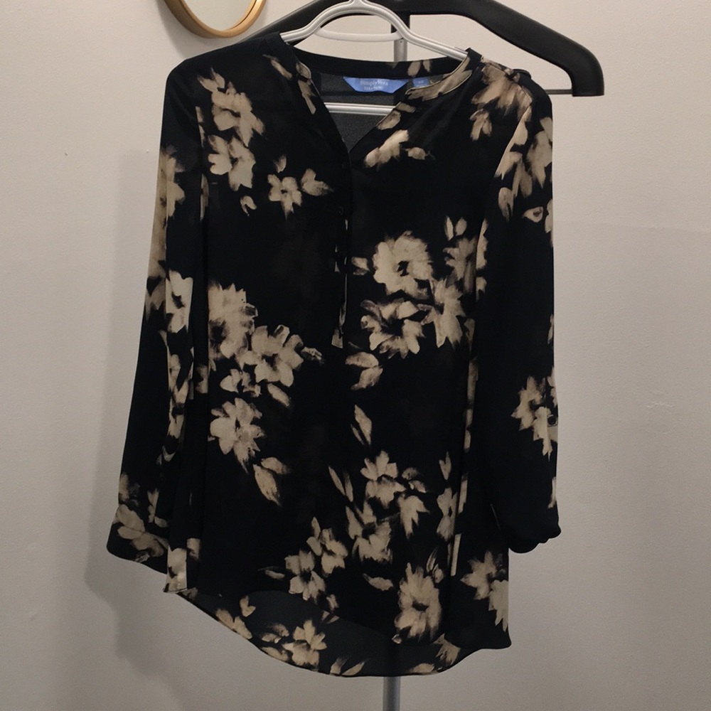 Simply Vera wang. Blue flower top